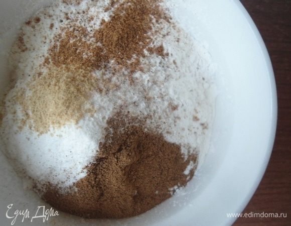 Приготовить сухие ингридиенты муку, крахмал, разхрыхлитель, щепотку соли и специи.
