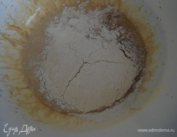 К желткам влить воду с патокой, перемешать и всыпать сухую мучную смесь. Перемешать.