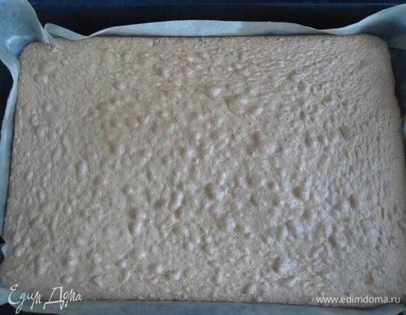 Духовка разогрета до 180°С. Выпекать бисквит 12 минут. Форма противня 32х22, можно чуть больше.