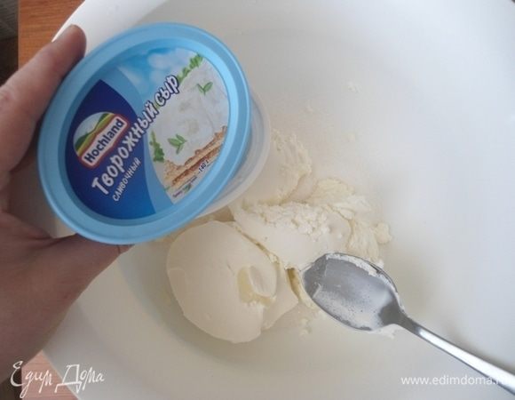 Готовим крем. Сливочный сыр Hochland взбить с сахаром.