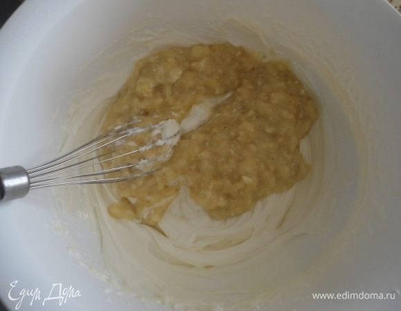 Банан размять вилкой и добавить лимонный сок, перемешать. Добавить банан к сырной массе, взбить пару секунд, убрать в холодильник. Если к этому времени ваш рулет уже полностью остыл, то в холодильник можно и не убирать.