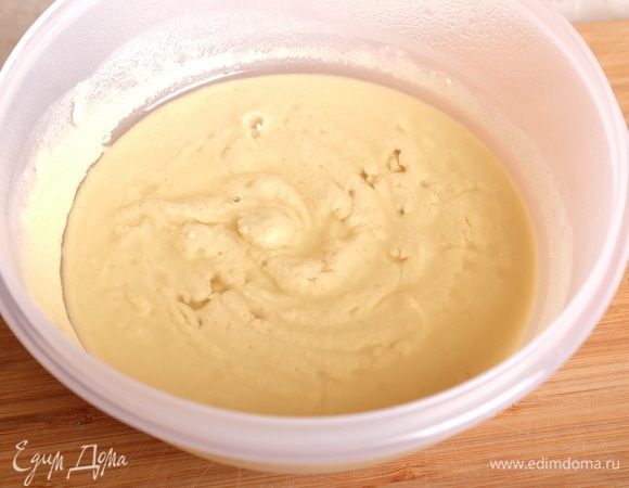 Вместе с замесом опары залить кукурузную муку всей водой (280 г) и оставить также на 8-10 часов.