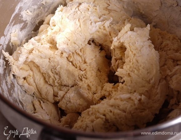 Смешать готовую опару с кукурузной смесью, добавить пшеничную муку, перемешать до увлажнения муки и оставить на автолиз на 20 минут.