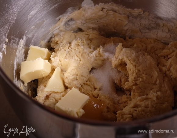 Добавить в тесто соль, мед и сливочное масло комнатной температуры.