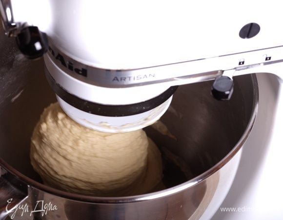 Начать замешивать тесто на 2 скорости миксера насадкой «крюк».