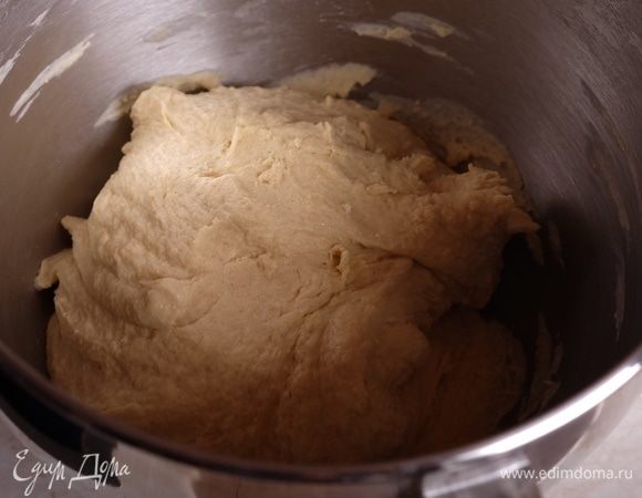 Месить тесто до тех пор, пока тесто не станет абсолютно гладким, мягким, однородным и нелипким. Примерно 10-12 минут.