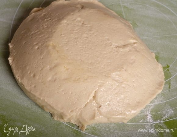 Духовку вместе с колпаком для выпечки или емкостью для пара разогреть заблаговременно до 250°C.
Выложить выбродившее тесто на рабочую поверхность.