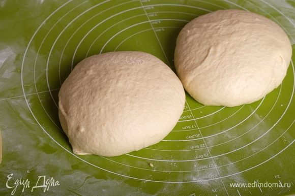Разделить тесто на 2 части, округлить, накрыть пленкой и оставить на отлежку на 20 минут.