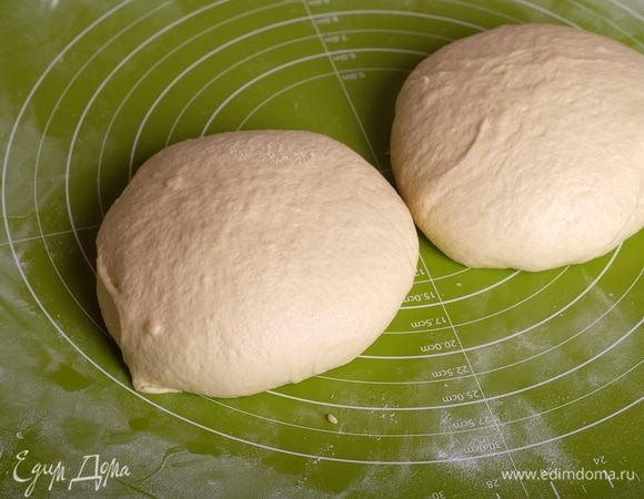 Разделить тесто на 2 части, округлить, накрыть пленкой и оставить на отлежку на 20 минут.