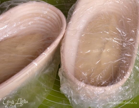 Выложить батоны в корзинки и оставить на расстойку на 1,5-2 часа (под пленкой). Готовые к выпечке батоны должны увеличиться в 1,5-2 раза.