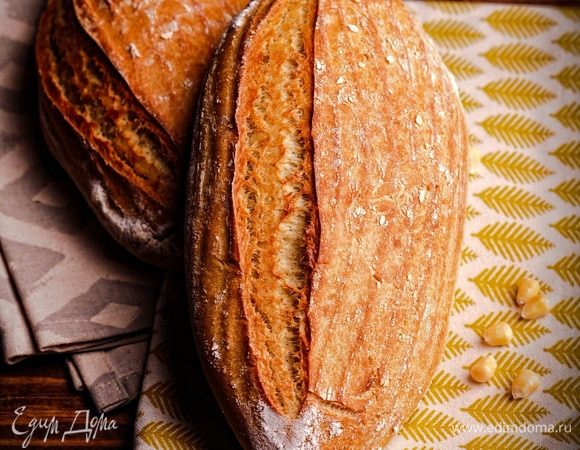 Посадить батоны в печь, подать пар, сразу же снизить температуру до 240°C. Печь с паром первые 15 минут. Затем пар убрать, температуру снизить до 200°C и печь до готовности (30-35 минут).