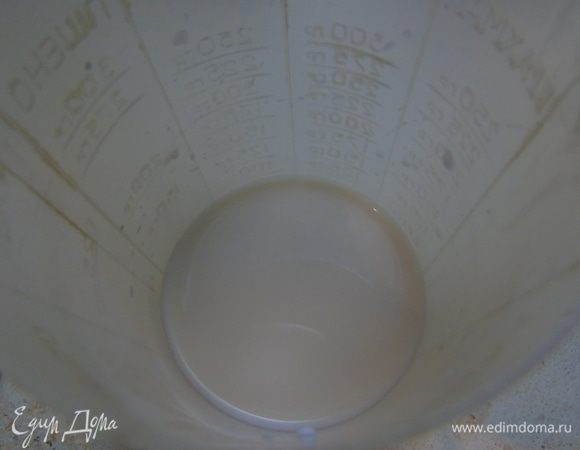 В теплом молоке разведите дрожжи.