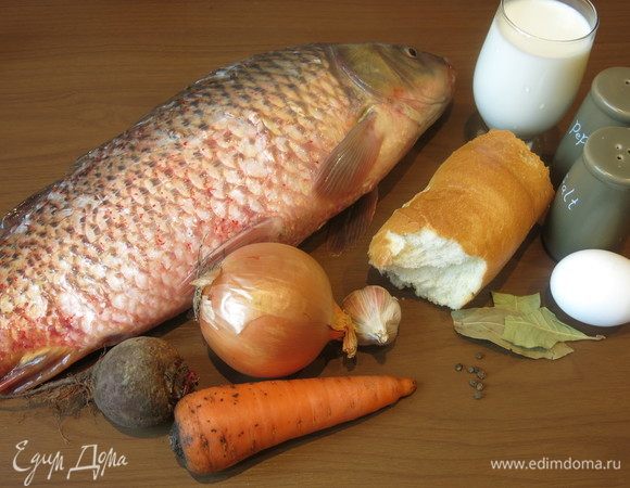 Подготовим компоненты. Карпа весом 1,8 кг. Для фаршировки подойдет рыбка от 1 кг. При покупке важно, чтобы продавцы при подготовке рыбы не срезали плавники.