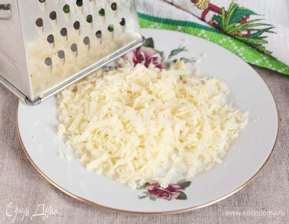 Натереть на крупной терке твердый сыр (50 г): Голландский, Швейцарский, Российский.