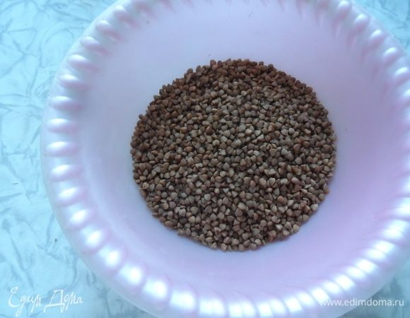 Крупу промыть. Воду довести до кипения, ввести туда гречку ТМ «Националь». Посолить, варить 15 минут до готовности.