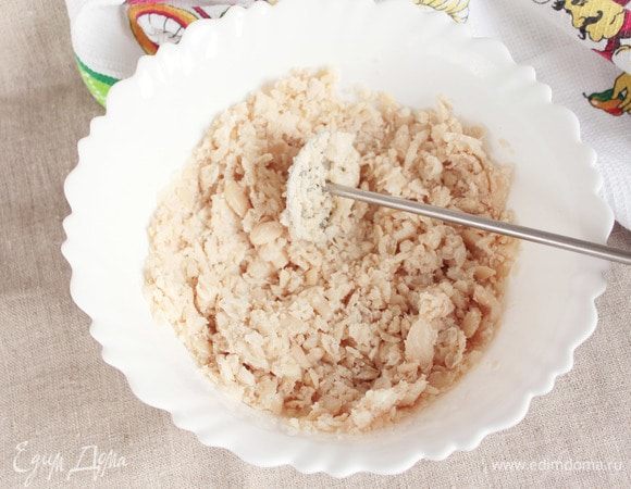 Размять фасоль толкушкой. Именно толкушкой, а не блендером, чтобы часть стала пюрированной и остались при этом кусочки. Даже ничего страшного, если некоторые фасолины останутся цельными.