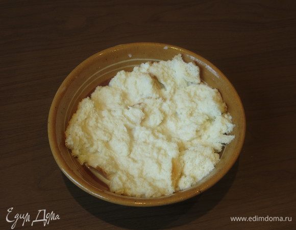 Заливаем булочку молоком.