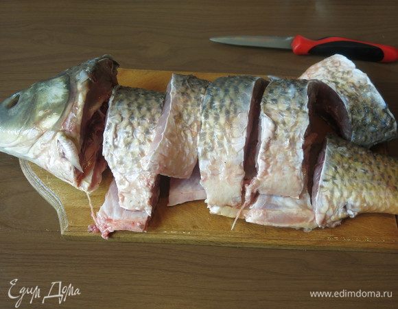 Разрезаем карпа на порционные кусочки.