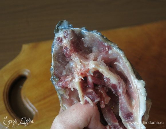 Острым ножом вырезаем филе. Удобно использовать тонкий нож. 