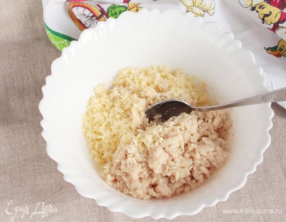 Добавить в фасолевое пюре куриное яйцо, перемешать. Добавить натертый сыр твердый и снова тщательно перемешать.