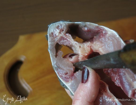 Если что-то сразу не отрезалось, переворачиваем кусочек и доотрезаем мякоть. Филе под крупными костями реберными не срезаем. Такие же карманы делаем в хвостике и голове.