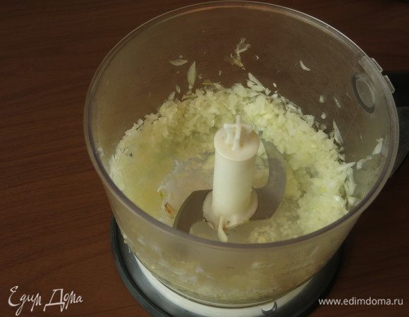 Готовим фарш измельчаем насадкой нож одну луковицу. Бабушки измельчали лук ножом.