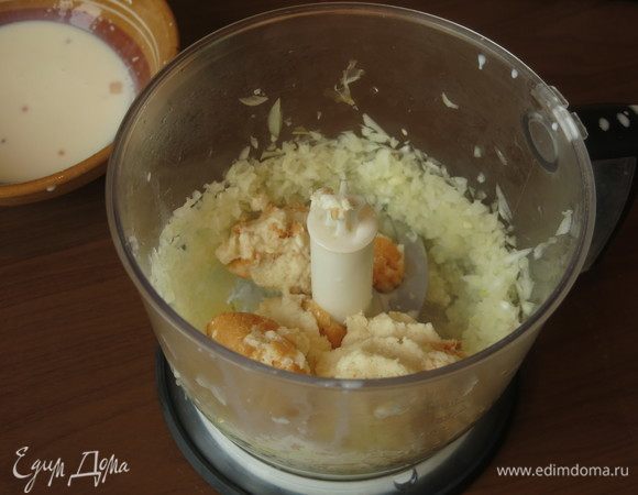 Добавляем булку, отжатую от молока. Важно, отжать булочку, иначе фарш получится жидким.