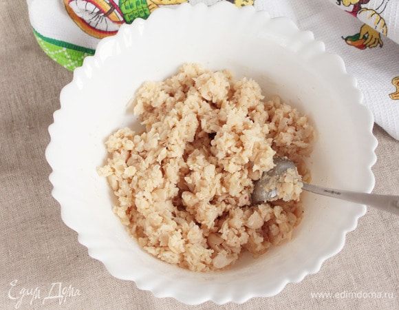 Добавить в фасолевый фарш 0,5 ст. л. молотых сухарей, 1 щепотку смеси перцев молотых и 1 щепотку морской соли. Еще раз тщательно перемешать.