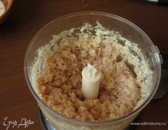 Кладем рыбу, измельчаем.