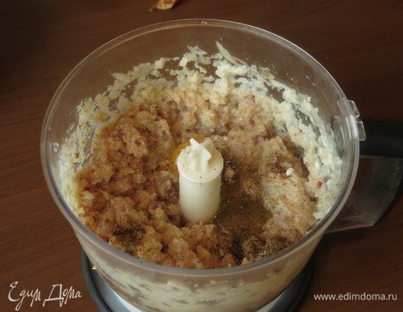 Вбиваем яйцо, солим, перчим. Кладем чеснок. Яйцо факультативно, фарш и так держится.