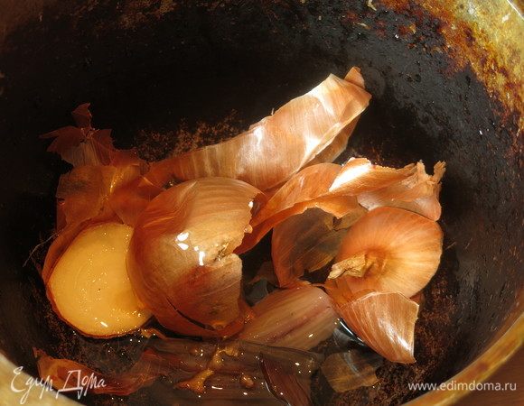 На дно казана кладем луковую шелуху, плавники. Наливаем немного масла, бросаем перец горошком, лавровый лист.