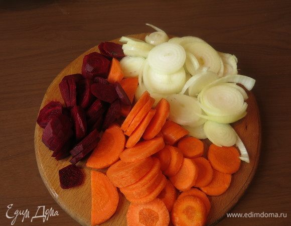 Нарезаем морковь, свеклу и луковицу. Количество овощей можно уменьшать - увеличивать, я люблю тушеные с рыбой овощи.