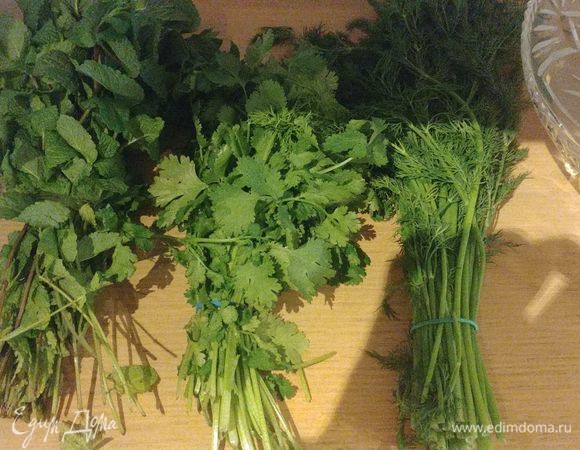 Нашу зелень тщательно промываем и мелко режем. Что касается мяты, то нам понадобятся только листочки, стебельки мы не используем.