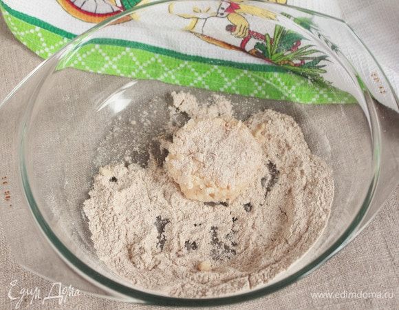 Из готового фарша сформовать биточки и обвалять их в оставшихся сухарях (цельнозерновой муке).