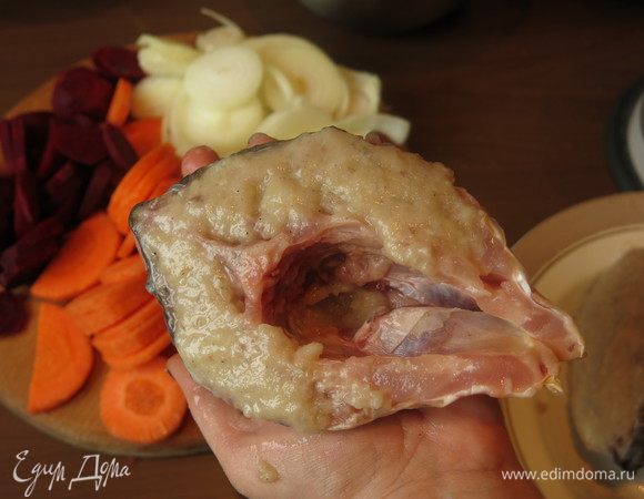 Заполняем кусочки рыбы, операции проводим мокрой рукой!