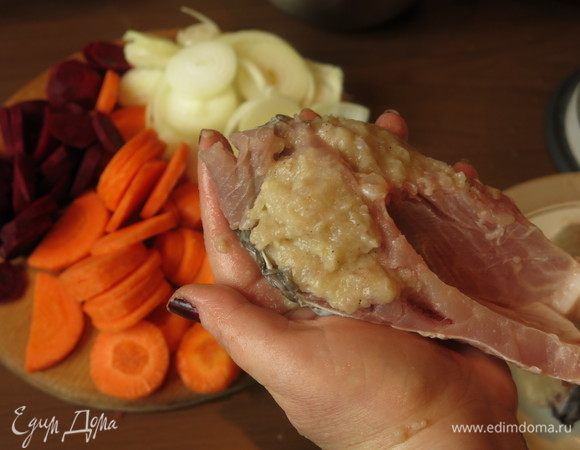 А теперь о возможных «потерях», на каком-то кусочке шкурка может порваться, не беда, это не повод отказаться от рецепта и «бракованной» заготовки. Заполняем фаршем полости и часть, где шкурка порвана.