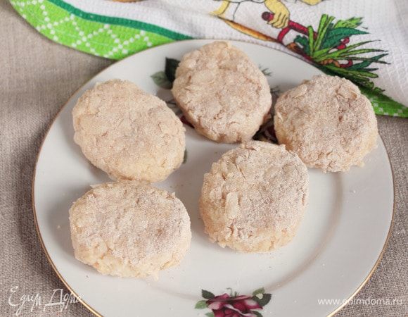 В сковороде разогреть оливковое масло (2 ст. л.) и сливочное (1 ст. л.). Обжарить в этом фритюре биточки с двух сторон до красивого золотистого оттенка и румяной корочки.