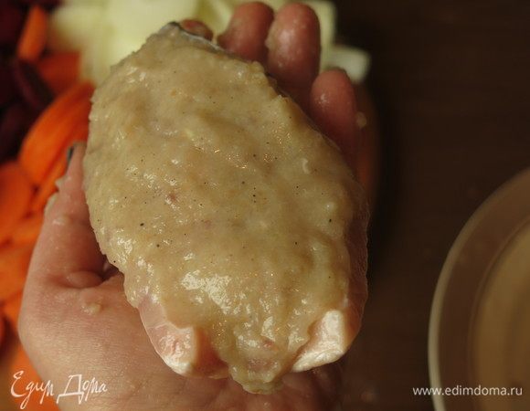 Кусочки ближе к хвосту, без полости брюшной также заполняем полностью фаршем, как и хвост.