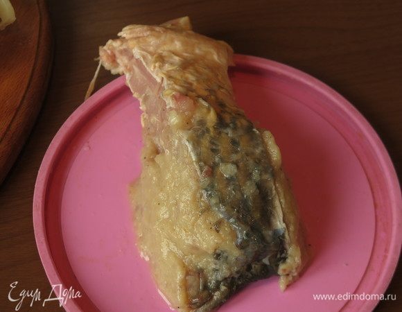 И еще одно фото: нафаршированный кусочек — фарш держится внутри несмотря на, казалось бы, неустойчивый вид, при закладке в форму для тушения надо только аккуратно взять рыбку, поправить фарш мокрой рукой и все останется целым.