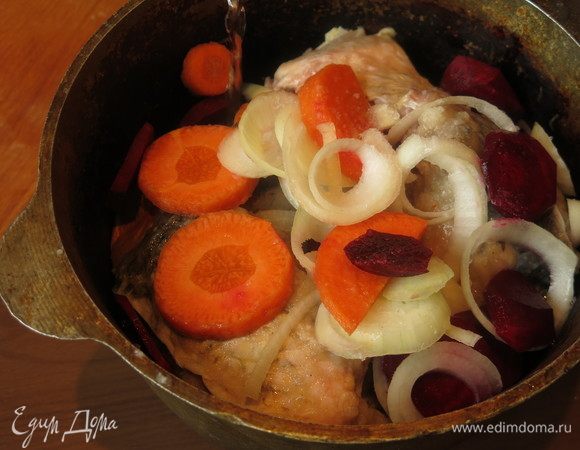 Наливаем аккуратно воду между кусочками, так чтобы вода слегка покрыла рыбу.