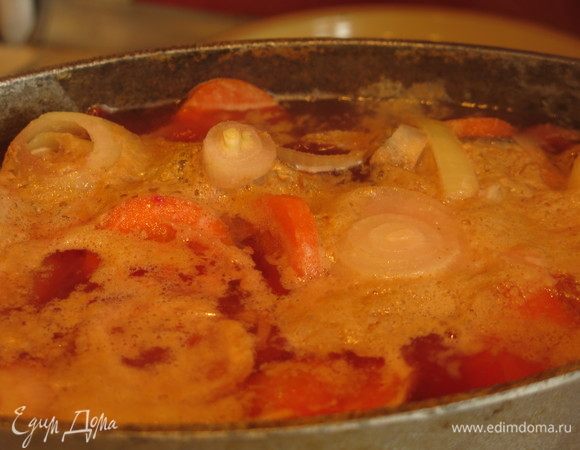 Ставим на огонь, даем закипеть. Уменьшаем огонь до минимума.