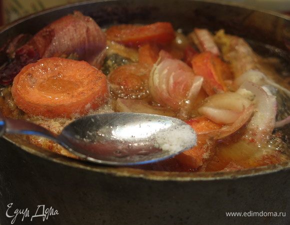 Через час снимаем пробу, добавляем соль, перец по вкусу.