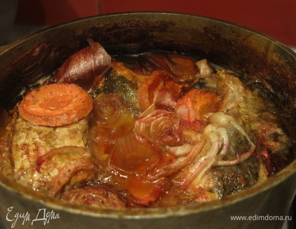 Тушим еще 1,5-2 часа. За это время все косточки размягчатся. Доливаем воду при необходимости. Даем рыбе полностью остыть и только потом ее вынимаем, так мы сохраняем форму кусочков. Во многих рецептах рекомендуют сразу же достать рыбу, мне советовали обратное.