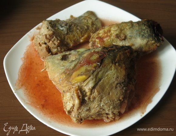 В этот раз у меня крупноватая рыба, обычно готовлю карпиков 1,2-1,5 кг, оформление будет не целой рыбой, а кусочками в желе. Остывшие голова, хвост и маленький кусочек заливаем желе-бульоном из-под рыбы.