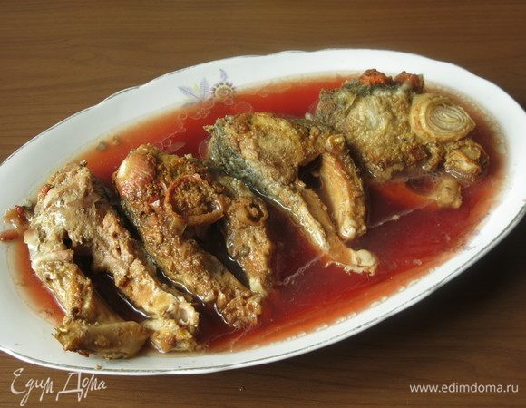 Порционные кусочки заливаем бульоном, выкладываем овощи при желании, и заливаем бульоном. Луковая шелуха дала золотой цвет рыбке, свекла окрасила желе-бульон.