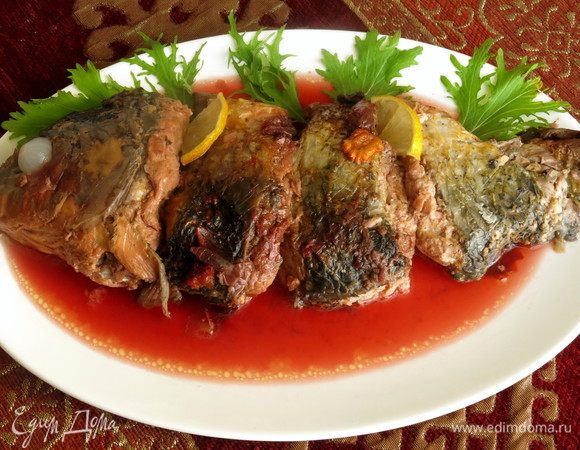 Возможна и такая подача в виде рыбы, фото 2015 или 2016 годов. Проходят года, праздничные застолья, часто «заплывает» на них такая рыбка, только я не первый раз готовлю, (помню, как первый раз была отодвинута мамой от нарезки рыбы и филе, с фразой «у мамы лучше получится»), а сколько было душевных угощений до меня. Но такое блюдо гости вспоминают, ведь оно семейное, одно из того, чем семья могла поделиться с близкими и друзьями. Приятного!