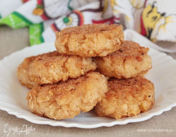 Обжаренные биточки промакнуть при необходимости бумажной салфеткой, чтобы удалить излишки масла.