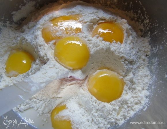 Смешать муку, молоко с дрожжами, закваску, сахар, соль и желтки.