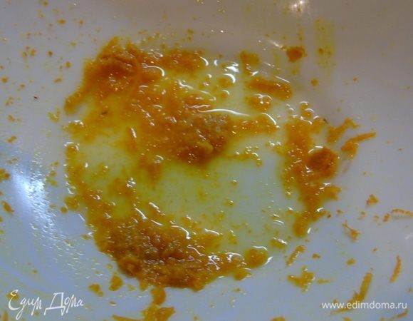 С одного апельсина снимаем цедру.