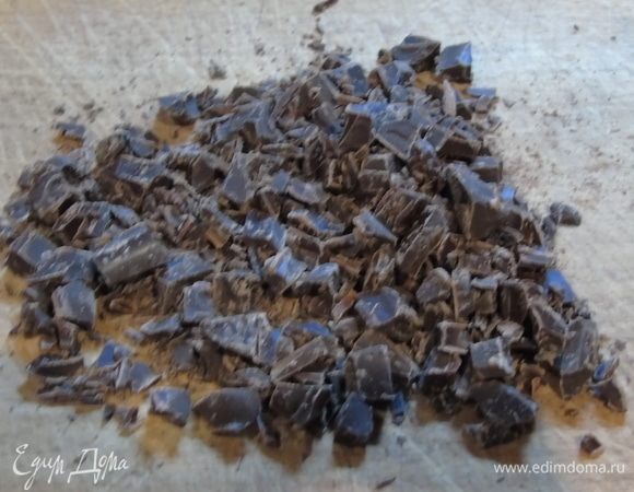 Шоколад мелко порубить.